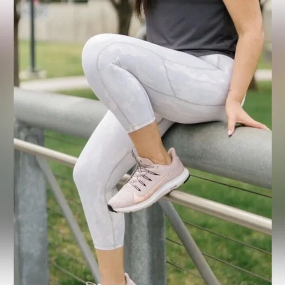 ZYIA silver camo metallic pocket “Light n Tight” women’s size 8/10 - Picture 7 of 7